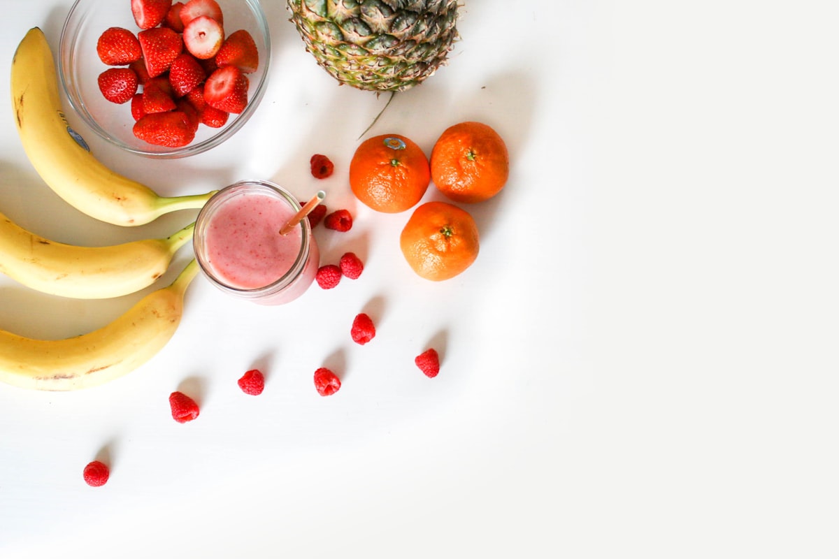 Frisches Detox-Saft in einem Glas mit Zutaten